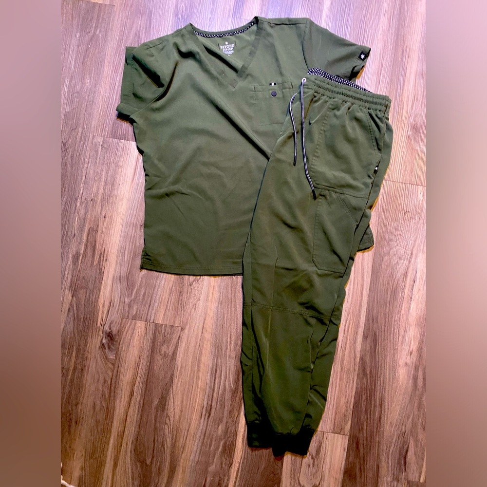 Beyond Scrubs Olive Set Size L
